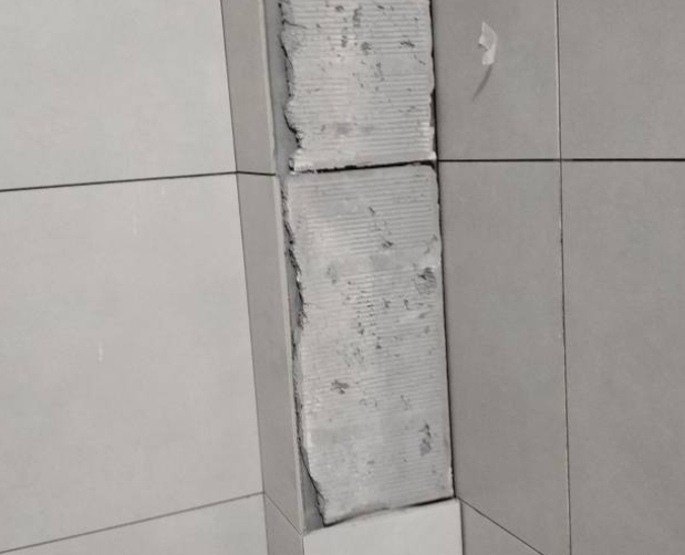 门源瓷砖空鼓维修公司分享下瓷砖施工前基层浇水润湿程度不足，可能导致以下问题